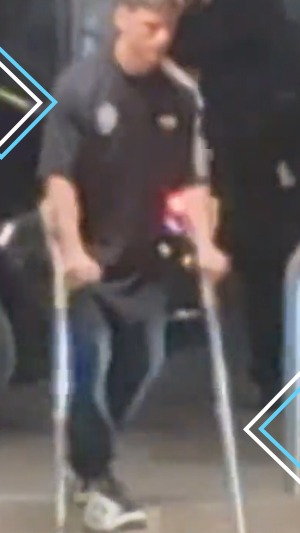 جافي يعود إلى برشلونة على عكازين بعد إصابة الرباط الصليبي